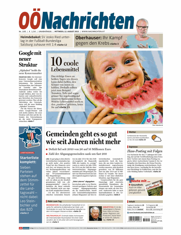 Ein Mädchen isst an einem heißen Tag eine Scheibe Wassermelone.