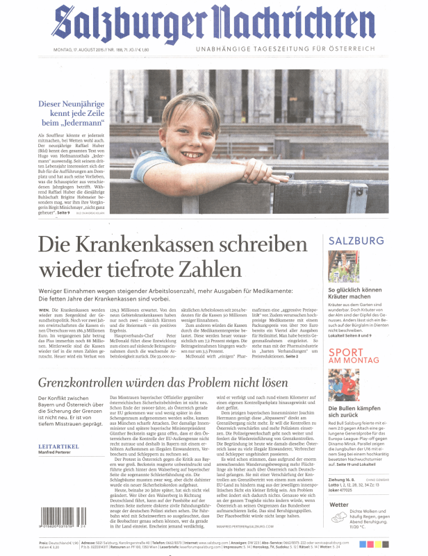 Ein neunjähriger Junge, Raffael Huber, lächelt in die Kamera; er kennt den Text von „Jedermann“ auswendig.