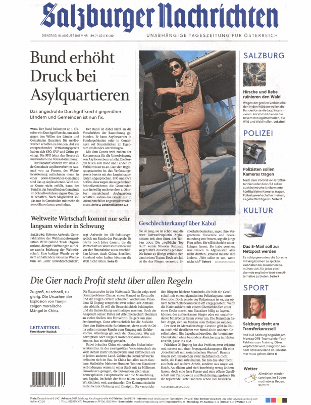 Eine junge Frau in Pilotenuniform steigt in ein Flugzeug.