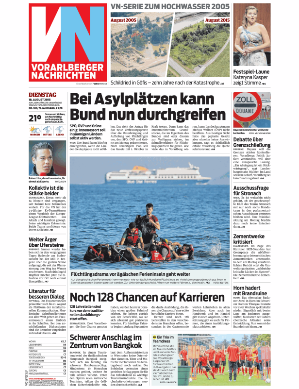 Menschen in Rettungswesten werden auf einem Boot im Meer gerettet.
