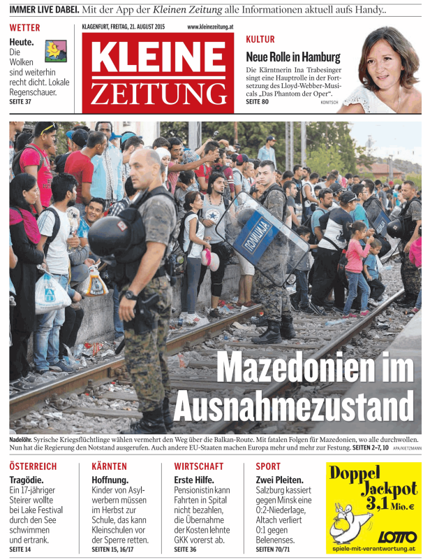 Polizisten stehen vor einer Menschenmenge in Mazedonien.