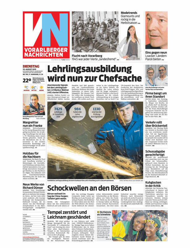 Ein Lehrling arbeitet mit einer Schleifmaschine, Funken sprühen.