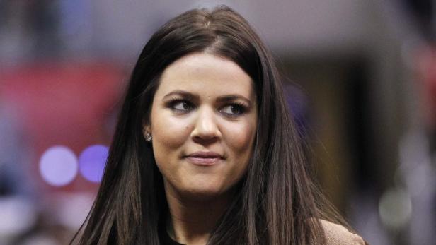 Khloé Kardashian schaut zur Seite.