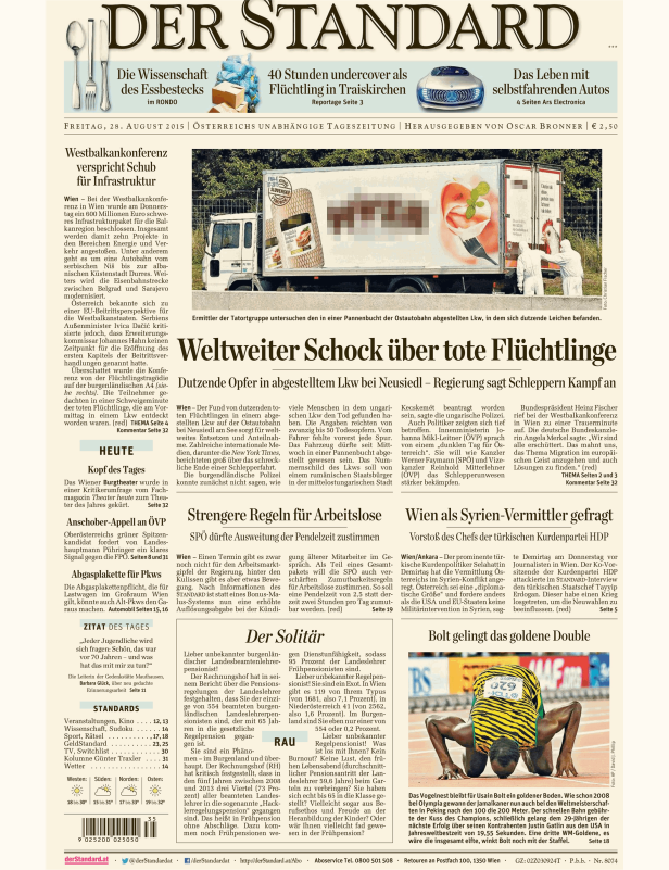 Ermittler untersuchen einen abgestellten Lkw, in dem dutzende tote Flüchtlinge gefunden wurden.