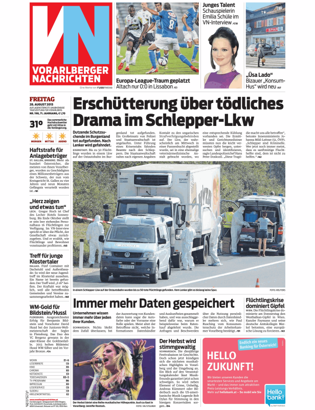 Ein Lieferwagen und ein Polizeiwagen stehen auf der Autobahn neben einem LKW mit geöffneten Türen.