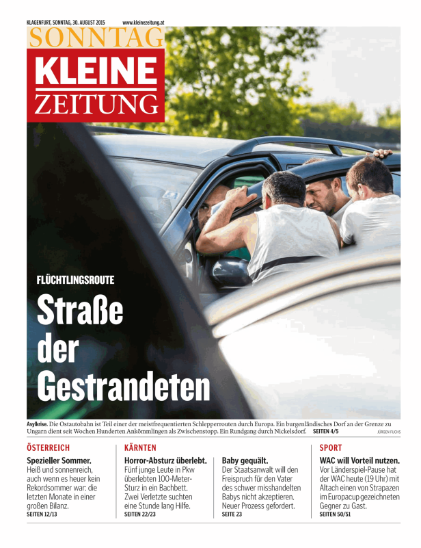 Männer stehen an einem Auto, vermutlich im Zusammenhang mit einer Flüchtlingsroute.