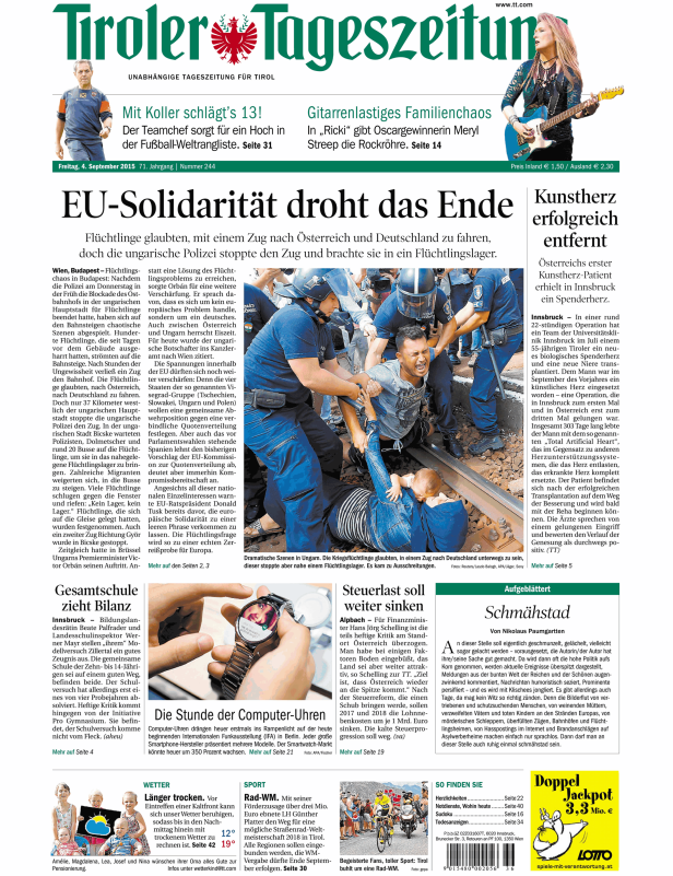 Polizisten halten einen schreienden Mann an einem Bahnhof in Ungarn fest.