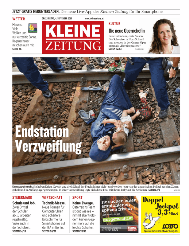 Eine Frau mit einem Baby liegt auf Bahngleisen, um der Abschiebung zu entgehen.