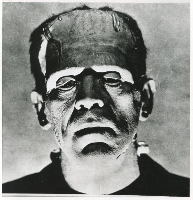 Schwarz-Weiß-Porträt von Frankensteins Monster mit vernarbter Stirn und traurigem Gesichtsausdruck.