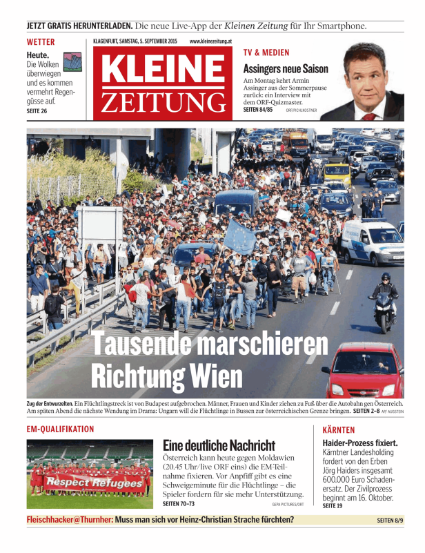 Eine Menschenmenge marschiert auf einer Autobahn in Richtung Wien.