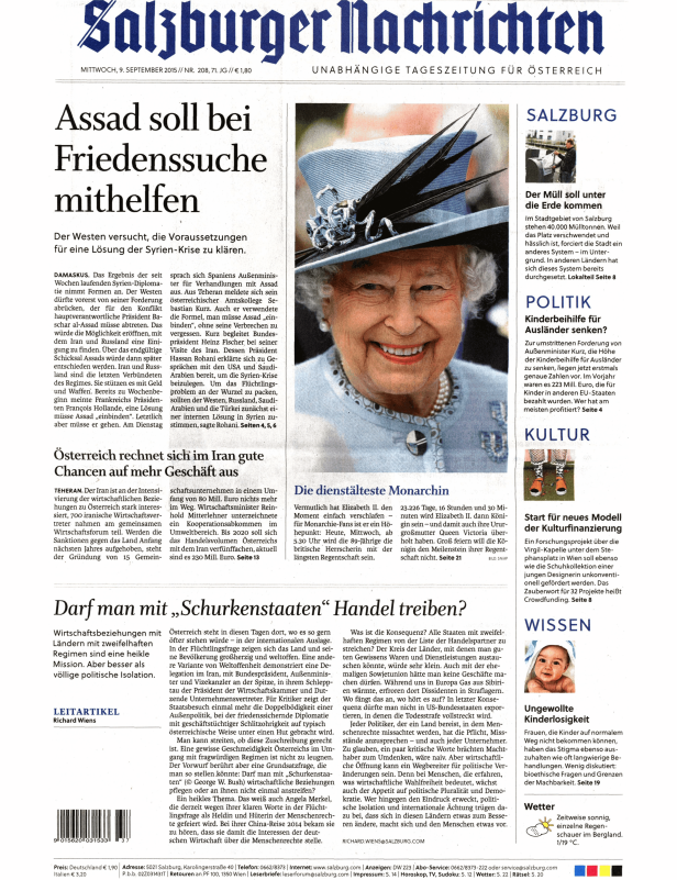 Nahaufnahme von Königin Elizabeth II. mit einem hellblauen Hut und einem Lächeln.
