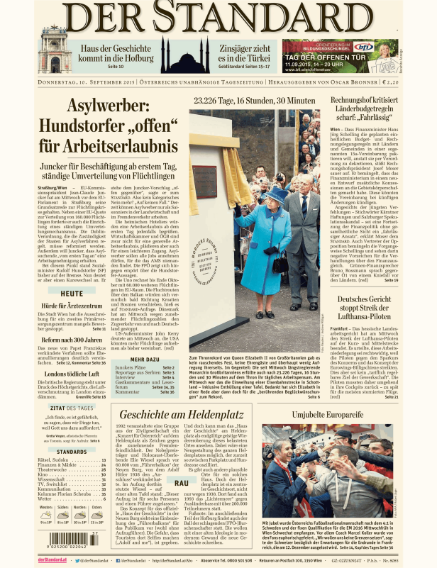 Queen Elizabeth II. enthüllt eine Gedenktafel zur Eröffnung einer Eisenbahnstrecke in Schottland.