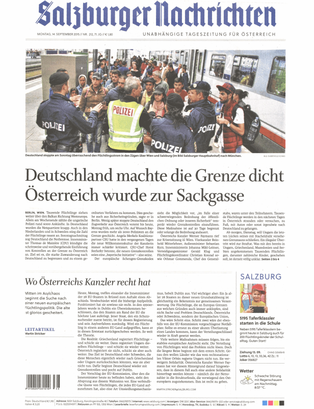 Polizisten kontrollieren Flüchtlinge am Salzburger Hauptbahnhof.