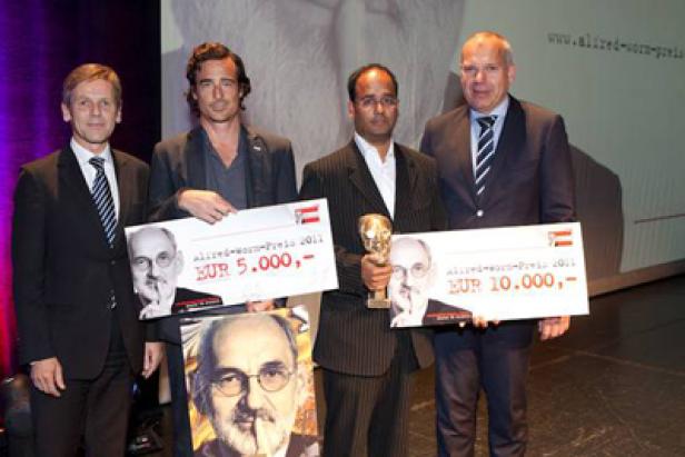 Vier Männer posieren mit Schecks und einer Trophäe bei der Verleihung des Alfred-Worm-Preises 2011.