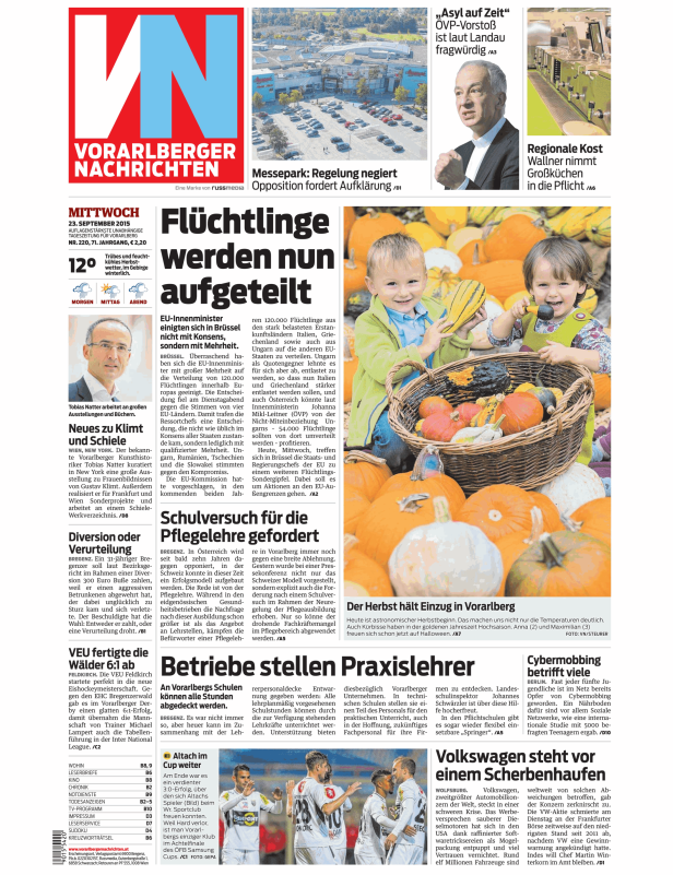 Zwei Kinder mit Kürbissen in einem Korb auf einem Foto in einer Zeitung.
