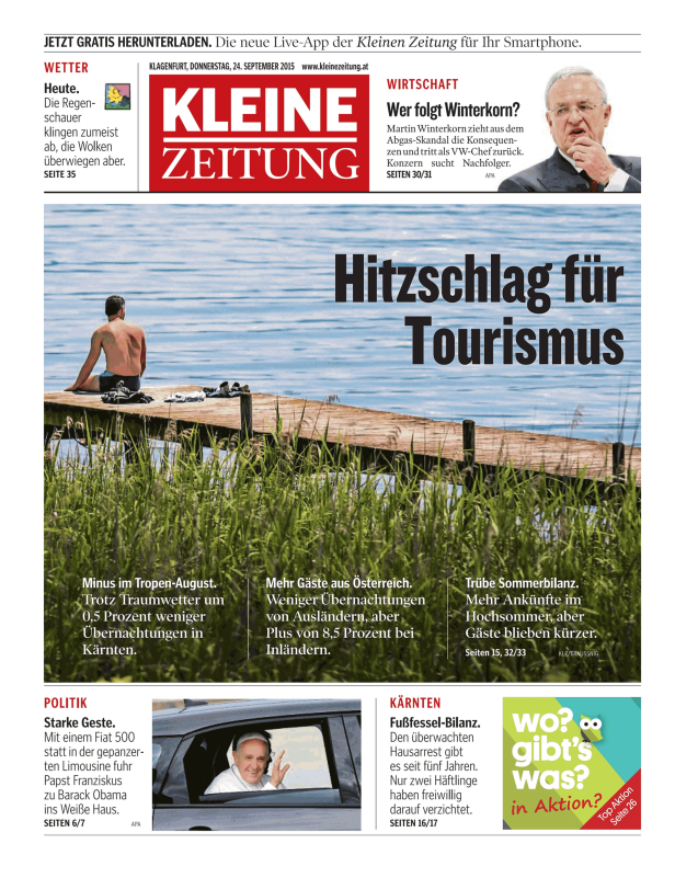 Ein Mann sitzt auf einem Holzsteg an einem See.