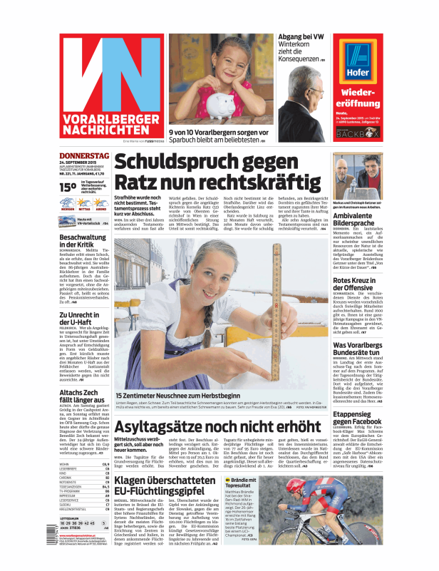 Eine junge Frau misst die Höhe des Neuschnees mit einem Zollstock.