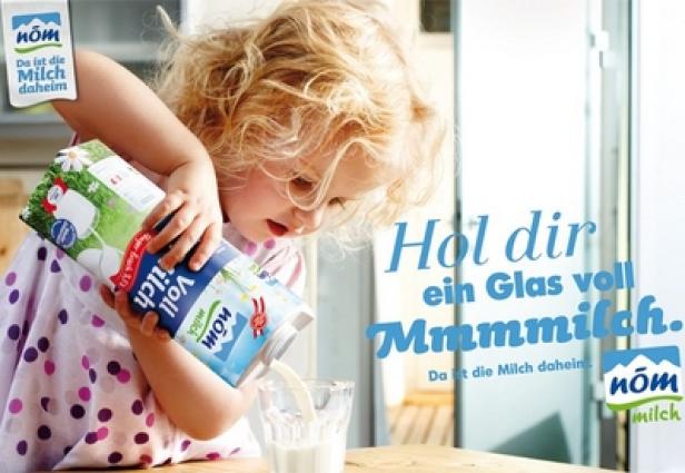 NÖM Milch - Markenauftritt - Sujet - September 2011 Ein kleines Mädchen gießt „nöm Milch“ in ein Glas.