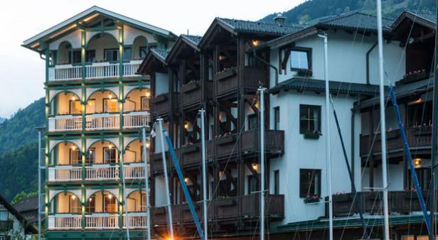 Mehrere traditionelle Gebäude mit Balkonen stehen nebeneinander.