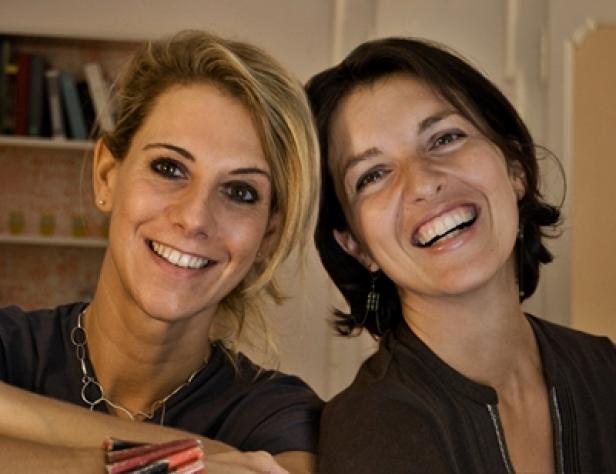 Knorr Fix Mamas Allerlei/Unilever/Lowe Deutschland/TV/23-Sekunden Zwei lachende Frauen posieren für ein Foto.