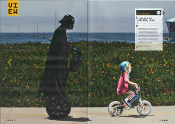 Darth Vader fährt auf einem Segway, während ein Kind auf einem Fahrrad vorbeifährt.