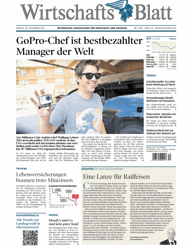 Nick Woodman, der Chef von GoPro, lächelt in die Kamera und hält eine GoPro in der Hand.