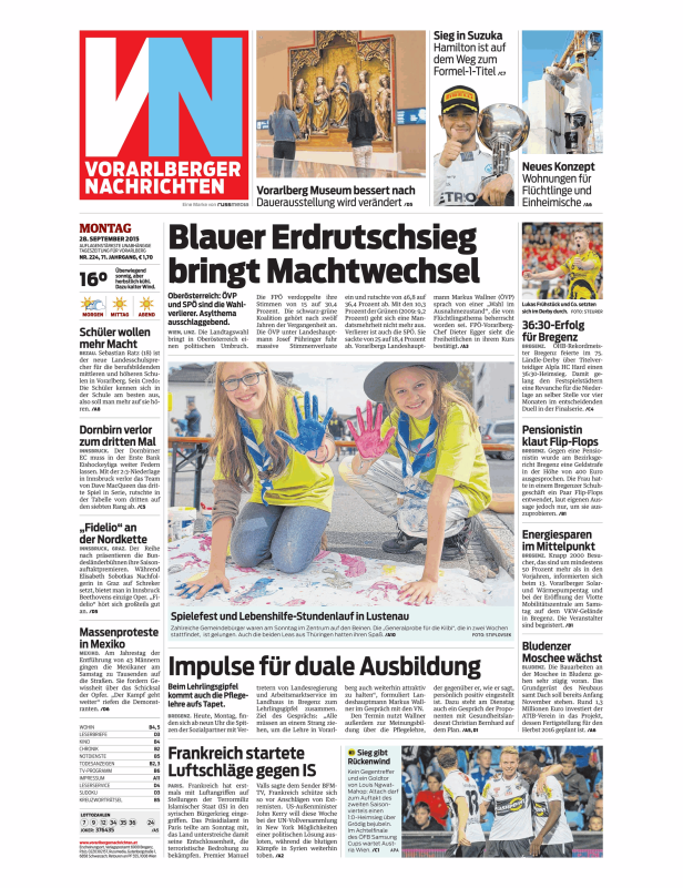 Zwei Mädchen bemalen sich gegenseitig die Hände mit Farbe.