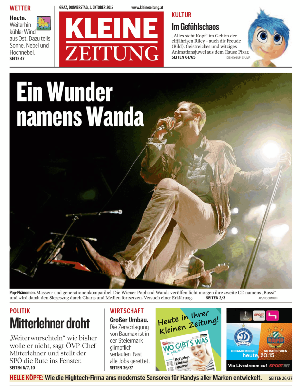 Der Sänger der Wiener Popband Wanda tritt auf einer Bühne auf.