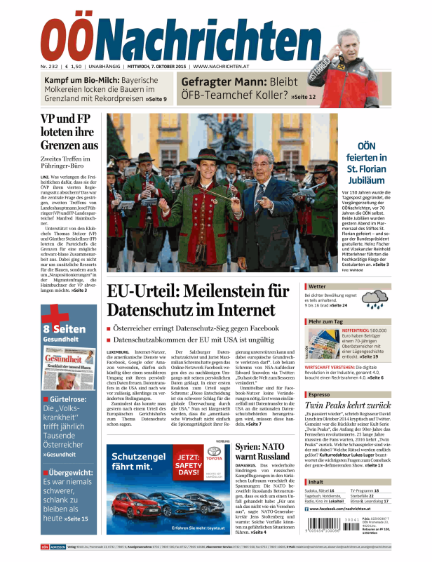 Eine Musikkapelle in Tracht spielt vor einem Gebäude, im Vordergrund eine Dirigentin und Heinz Fischer.