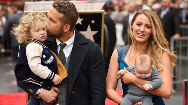 Ryan Reynolds und Blake Lively mit ihren Kindern auf dem Hollywood Walk of Fame.