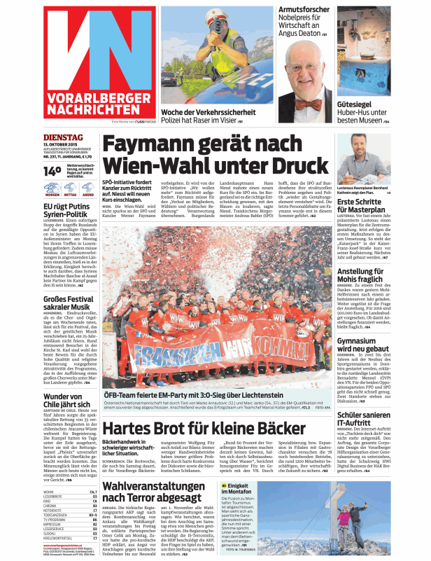 Das ÖFB-Team feiert mit einer großen Fahne den 3:0-Sieg gegen Liechtenstein.