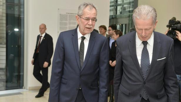 Bundespräsident Alexander Van der Bellen mit einer weiteren Person in Anzügen.