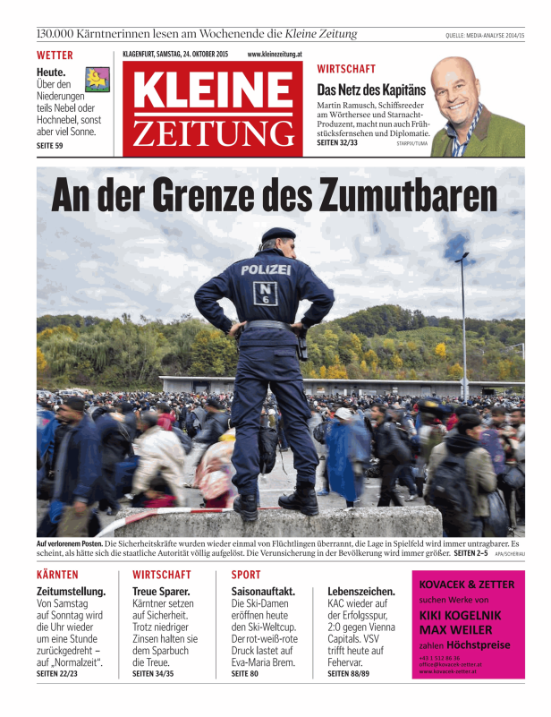 Ein Polizist steht vor einer Menschenmenge, aufgenommen für einen Artikel der „Kleinen Zeitung“.