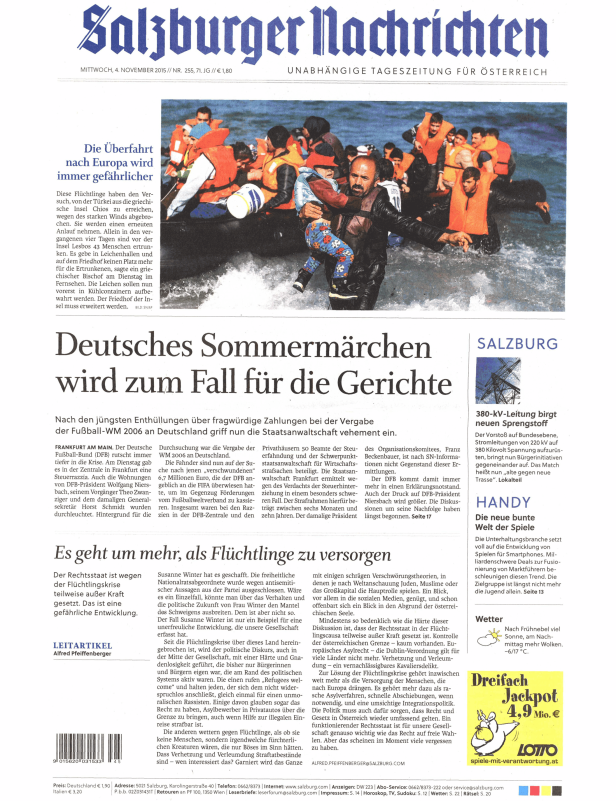 Flüchtlinge in Rettungswesten erreichen Europa mit einem Schlauchboot.
