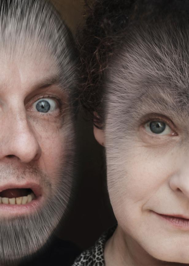 Nahaufnahme von zwei Personen mit Fell im Gesicht, eine ängstlich, die andere lächelnd.