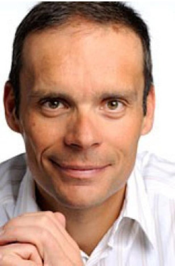 Jörg Pribil, Ein-Jahres-Manager tele.ring (c: t-mobile austria) Porträt eines Mannes mit hellem Hemd und verschränkten Händen.