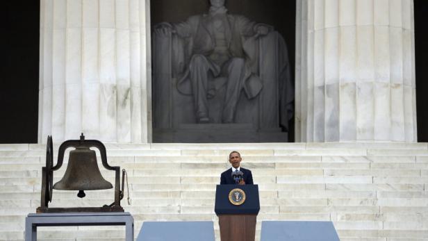 Barack Obama spricht am Lincoln Memorial vor der Freiheitsglocke.