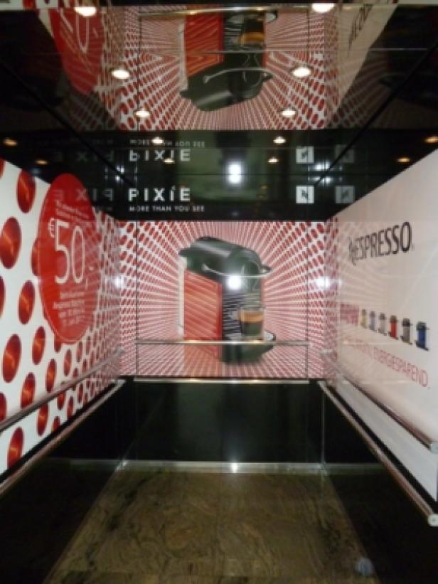 Nickelodeon-Screen-Logo ab 31. März 2010 (c. mtv networks germany) Eine Nespresso Pixie Kaffeemaschine in einem Ausstellungsraum.