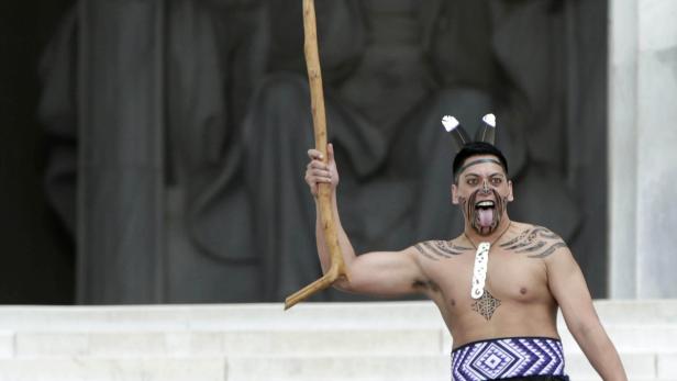 Ein Maori-Mann führt einen traditionellen Tanz mit Gesichtsbemalung und Tätowierungen auf.