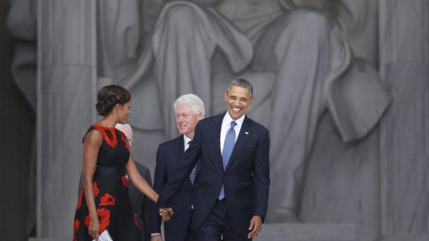 Barack Obama, Michelle Obama und Bill Clinton vor dem Lincoln Memorial.