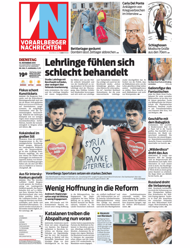 Drei Sportler mit T-Shirts, die „Syria, Danke Österreich“ zeigen, stehen nebeneinander.