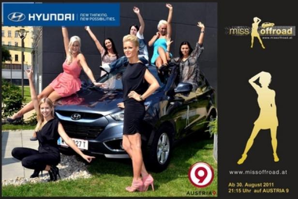 Mehrere Frauen posieren auf und um einen Hyundai für die „Miss Offroad“-Wahl.