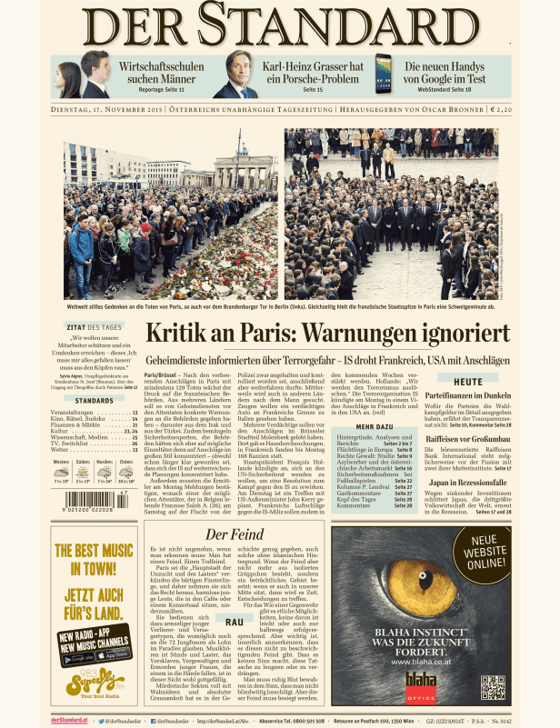 Menschen gedenken der Opfer der Anschläge in Paris vor dem Brandenburger Tor.