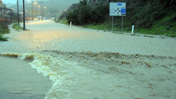 Eine überflutete Straße nach starkem Regen.