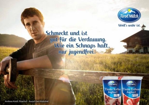 Ein Mann lehnt an einem Holzzaun, im Vordergrund zwei Joghurtbecher der Marke Tirol Milch.