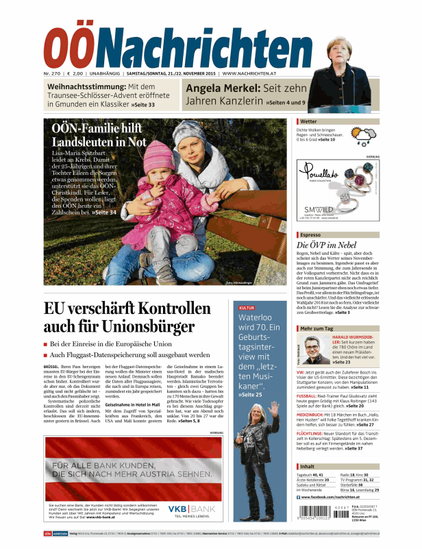 Eine Mutter mit ihrer kleinen Tochter sitzen auf einer Bank.