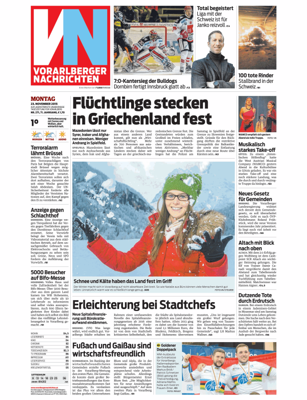 Natalie aus Bürs wirft mit Schnee vor einer verschneiten Landschaft in Vorarlberg.
