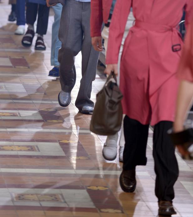 Models laufen auf einem Laufsteg während einer Modenschau.