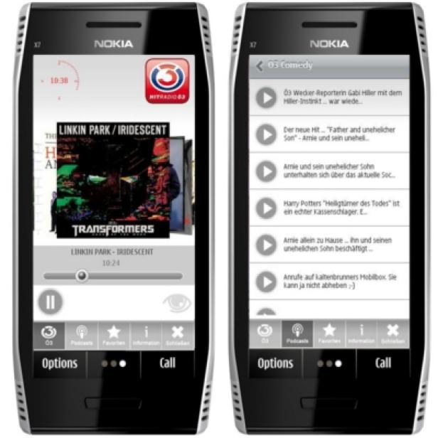 Zwei Nokia X7-Handys zeigen Musik von Linkin Park und Comedy-Podcasts.