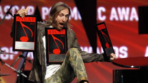 David Guetta hält drei ASCAP Awards 2013 in den Händen.